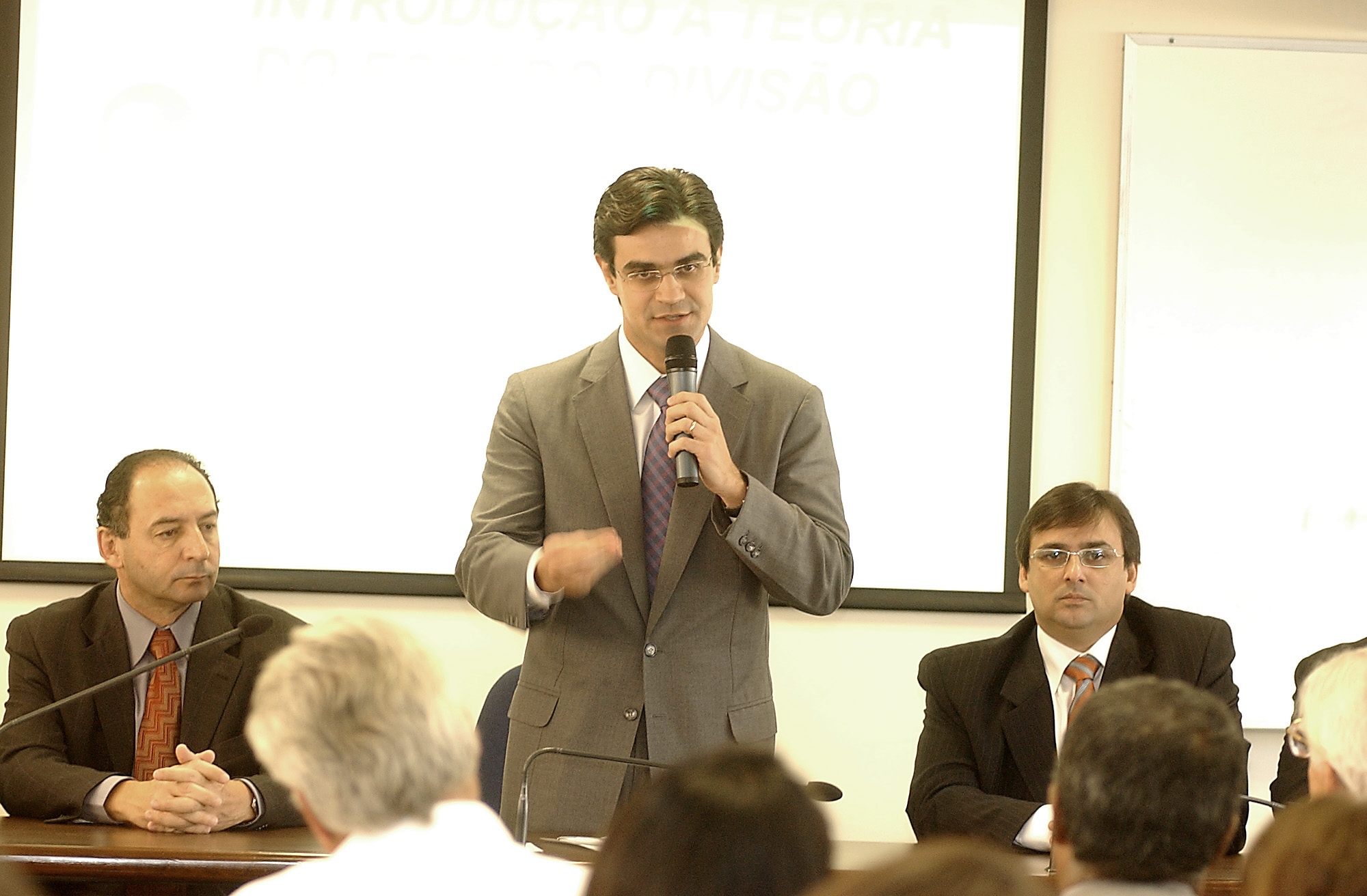 Presidente Rodrigo Garcia (ao centro) na abertura do Curso de Processo Legislativo<a style='float:right;color:#ccc' href='https://www3.al.sp.gov.br/repositorio/noticia/03-2008/cursoILP 653 mauri.jpg' target=_blank><i class='bi bi-zoom-in'></i> Clique para ver a imagem </a>